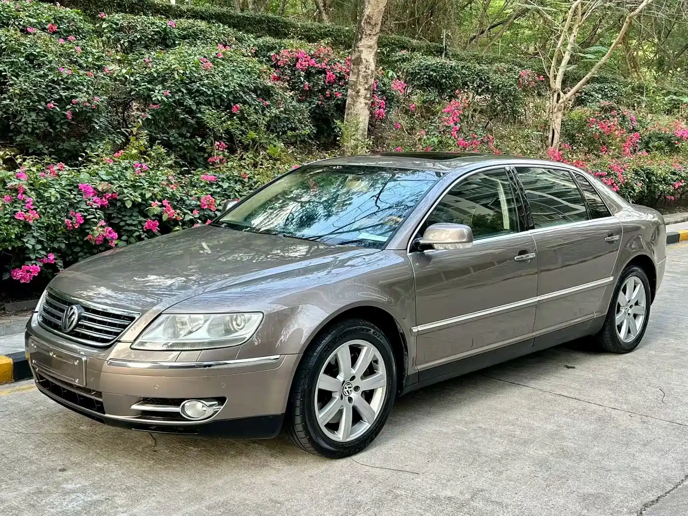 Volkswagen Phaeton 2009 Model 3.6L V6 5-seat Extended Luxury