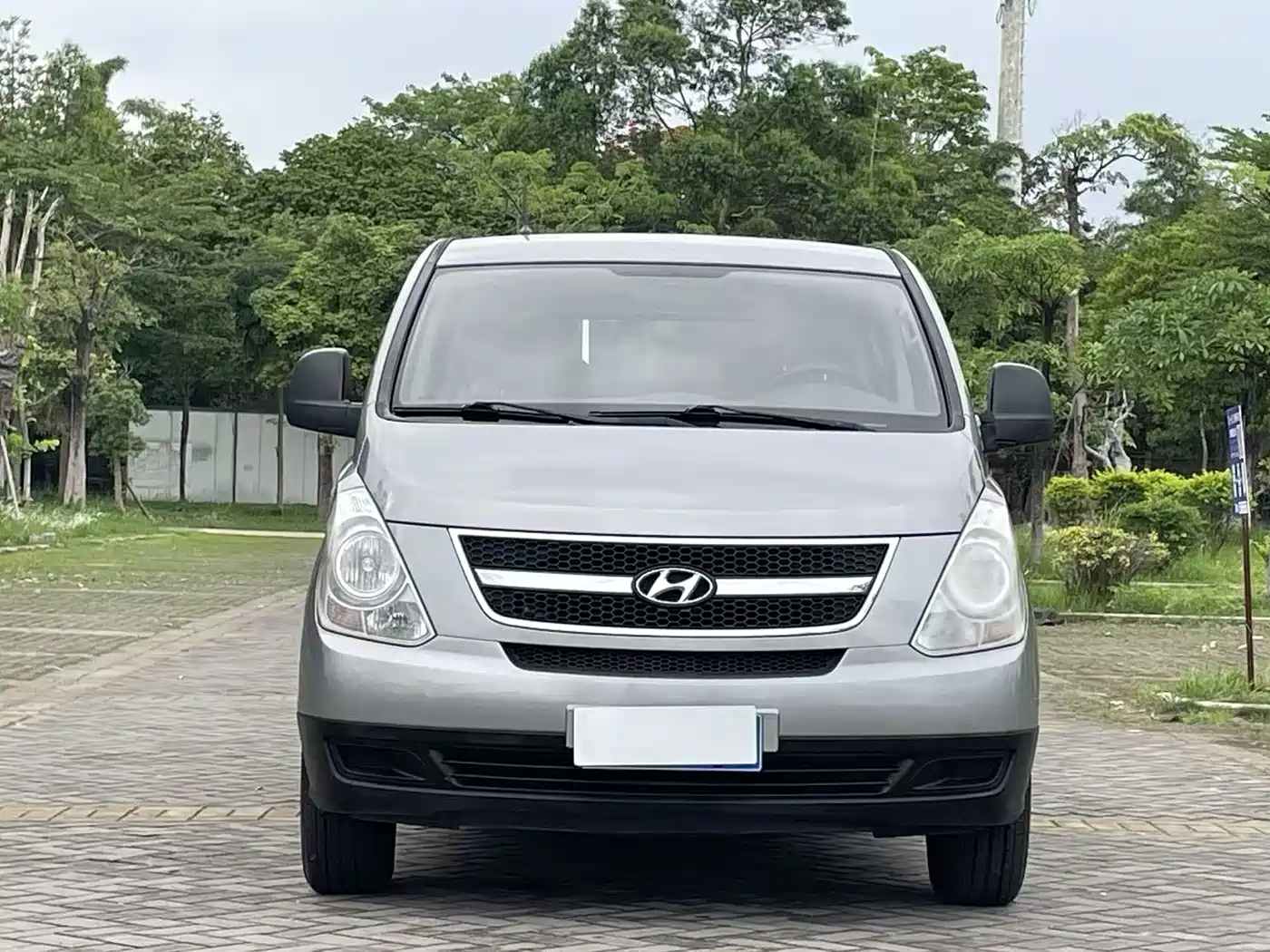 Hyundai H-1 Grand Starex 2011 2.4L Comfort Edition фото 2
