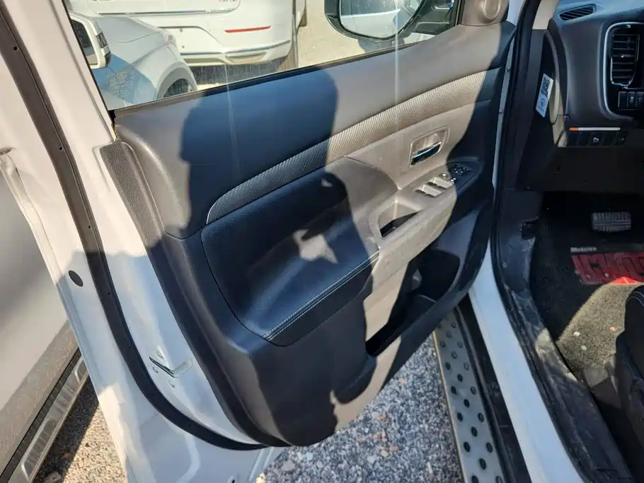 Mitsubishi Outlander (Import) 2015 2014 2.4L 4WD Luxury Value Edition 5-seater