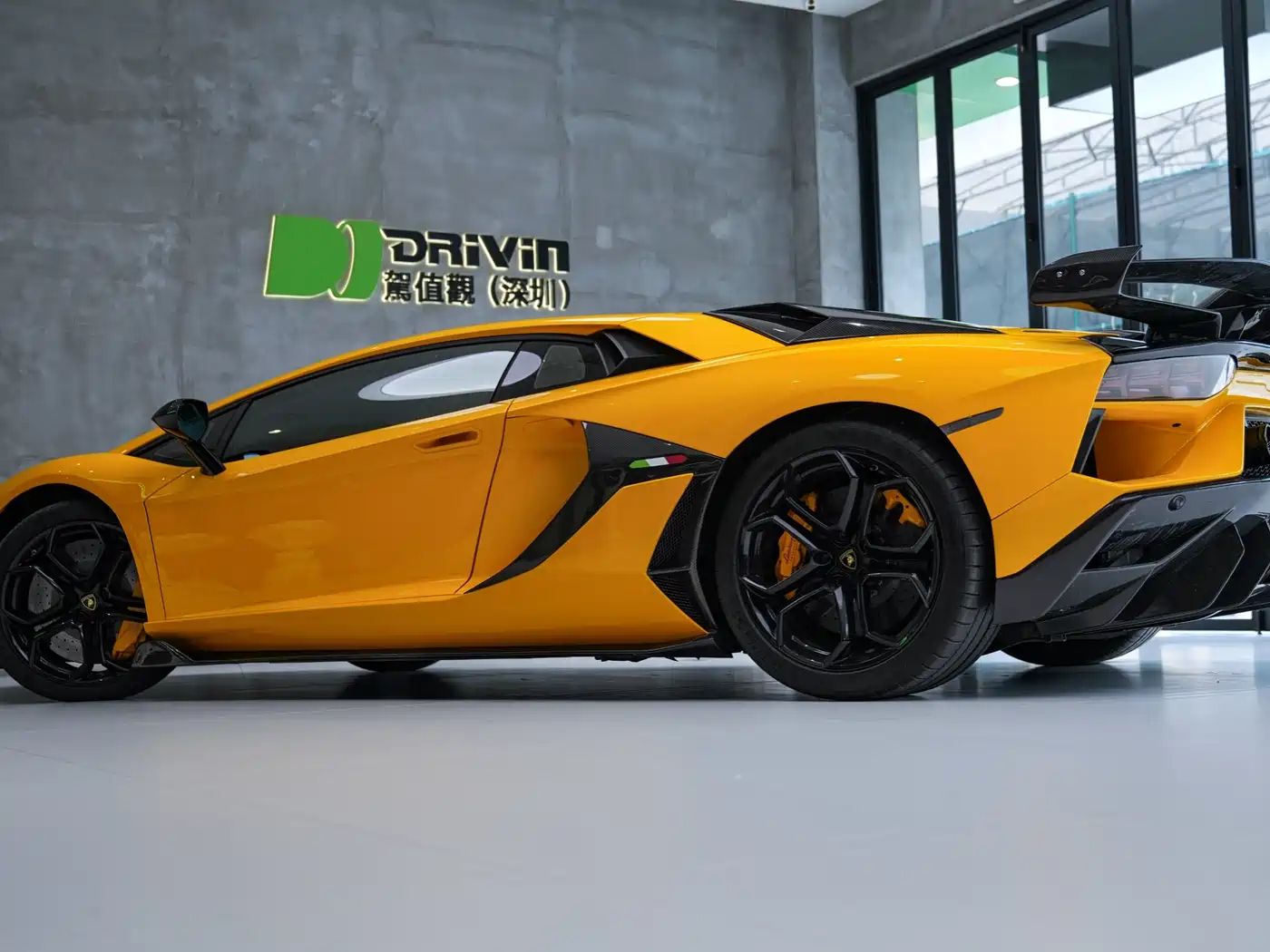 Lamborghini Aventador 2011 LP 700-4 фото 2