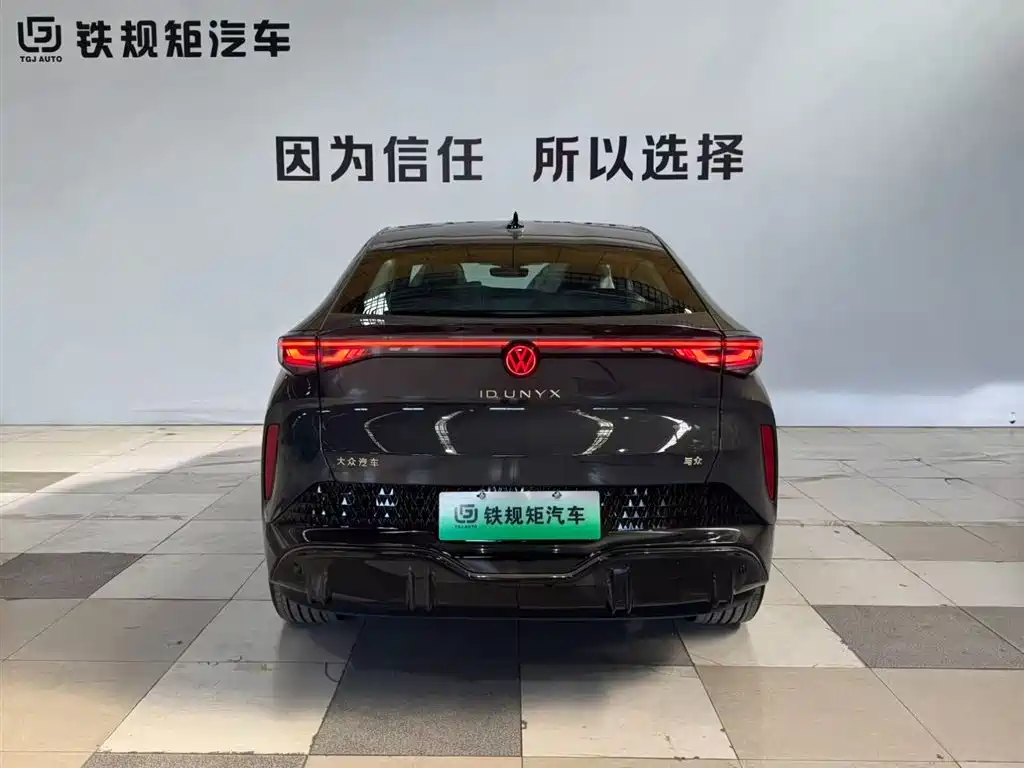 VOLKSWAGEN WITH THE CROWD 06