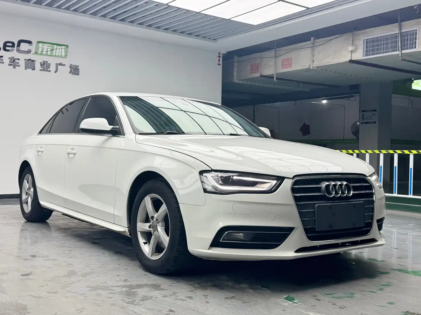 Audi A4L 2013 35 TFSI Automatic Standard фото 3