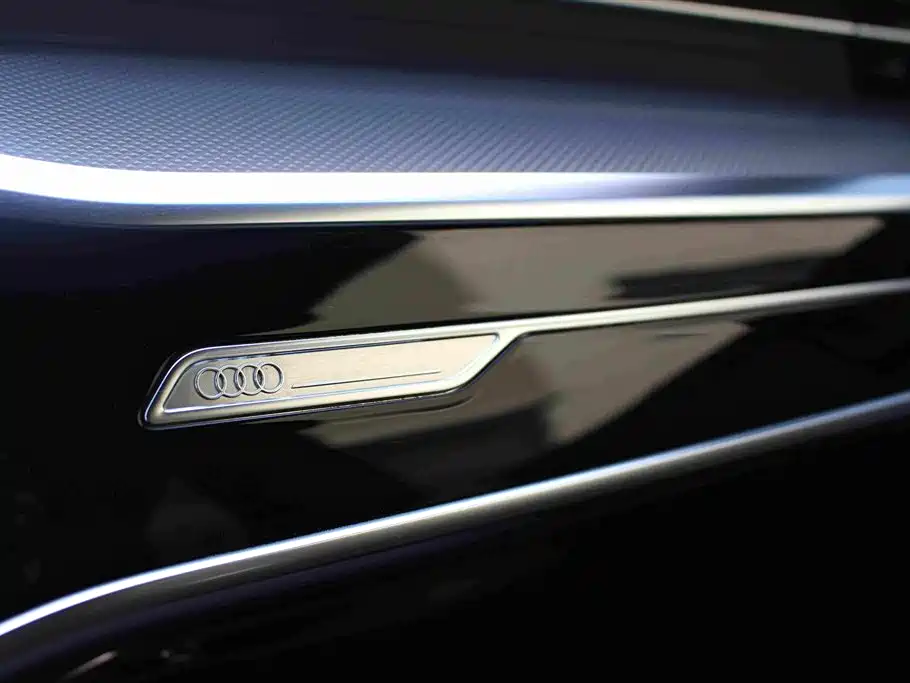 Фото 10 - Audi A6L