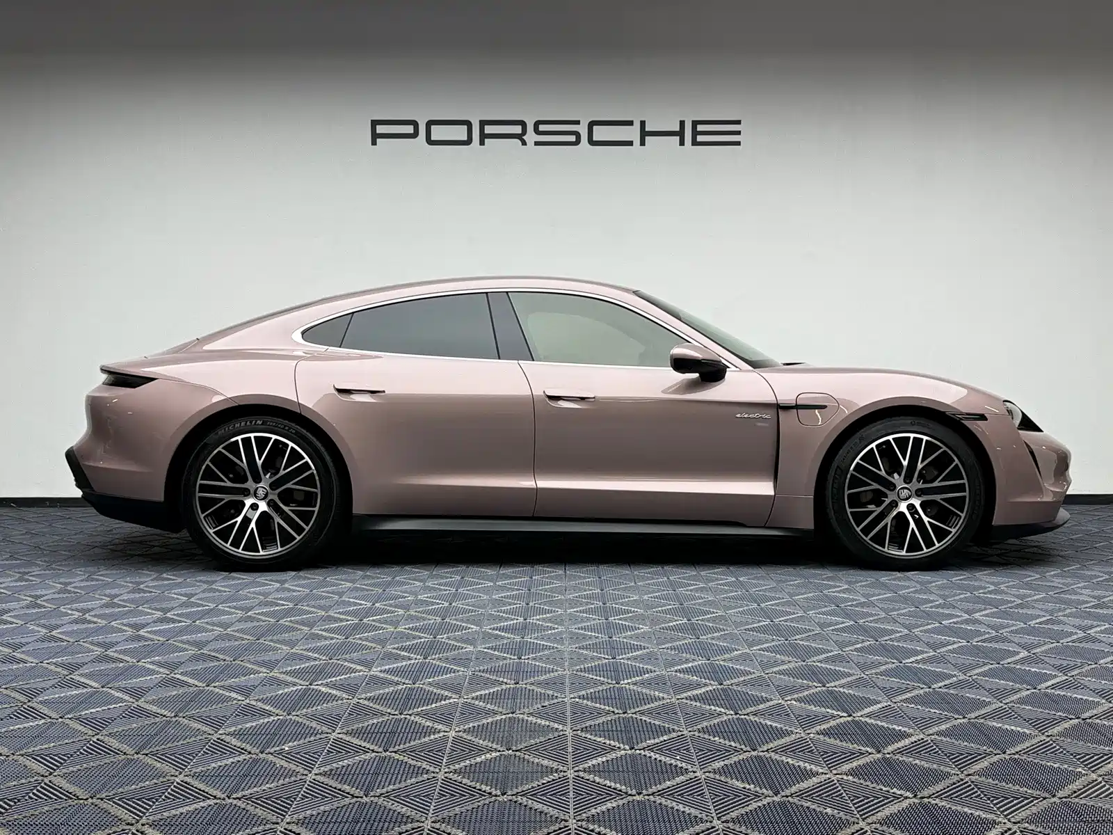 Фото 8 - Porsche Taycan