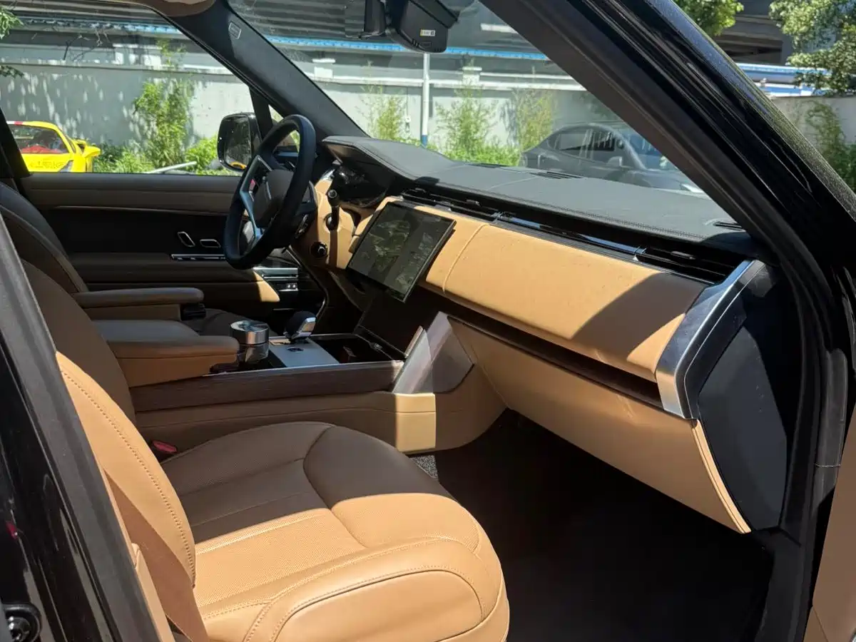 Land Rover Range Rover 2025 3.0 L6 360PS Golden Age Edition фото 5
