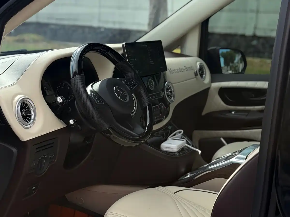 Mercedes-Benz Vito 2023 2.0T Elite 7-Seater фото 12