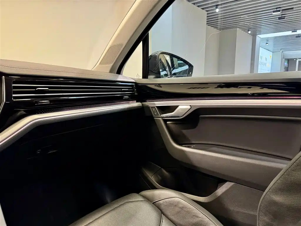 Volkswagen Touareg 2022 3.0TSI Rui Xiang Edition Gloss Black Sport Package фото 27