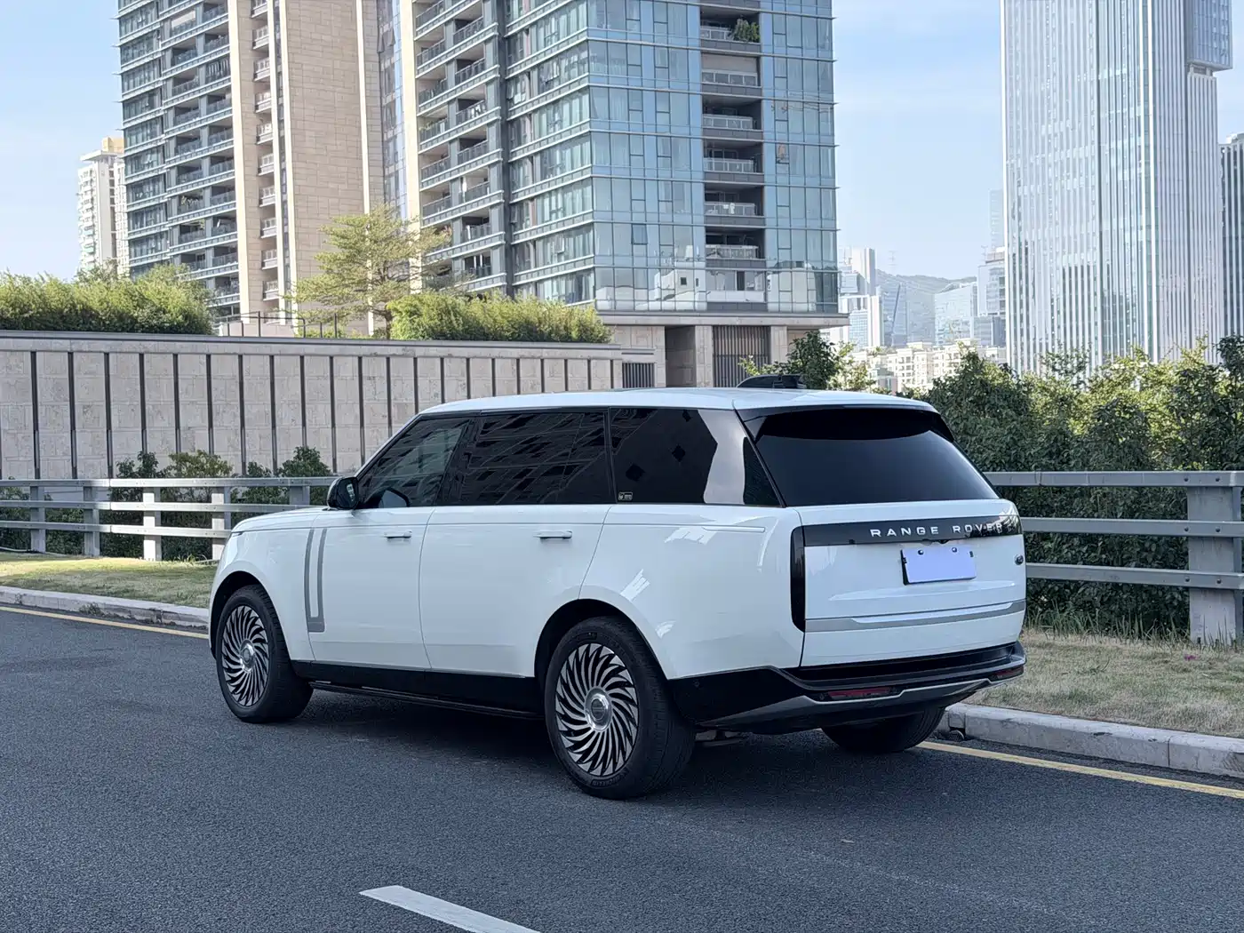 Land Rover Range Rover 2023 3.0 L6 400PS Genesis Extended Version фото 4
