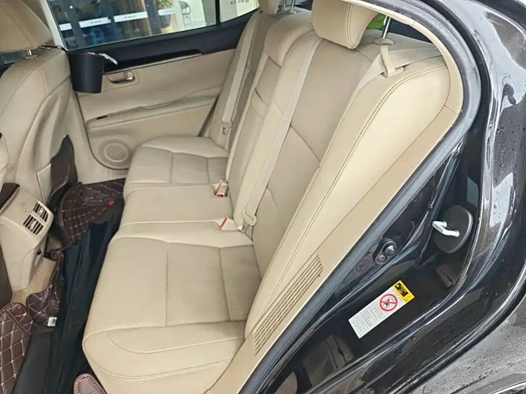 Фото 17 - Lexus ES