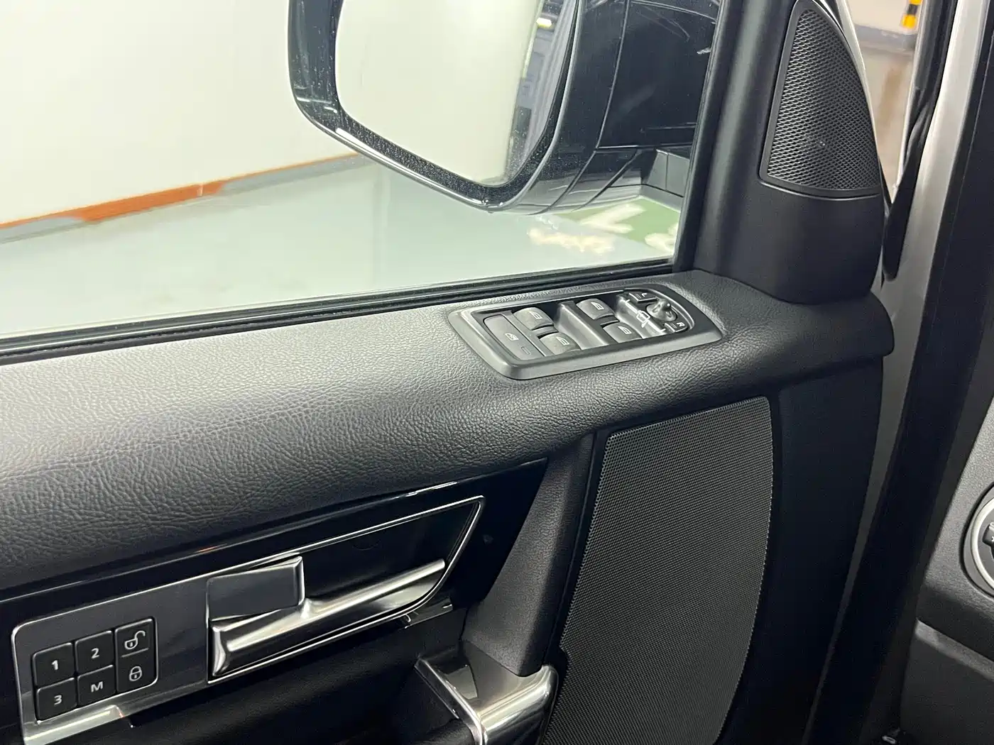 Land Rover Discovery 2014 3.0 SC V6 HSE фото 13