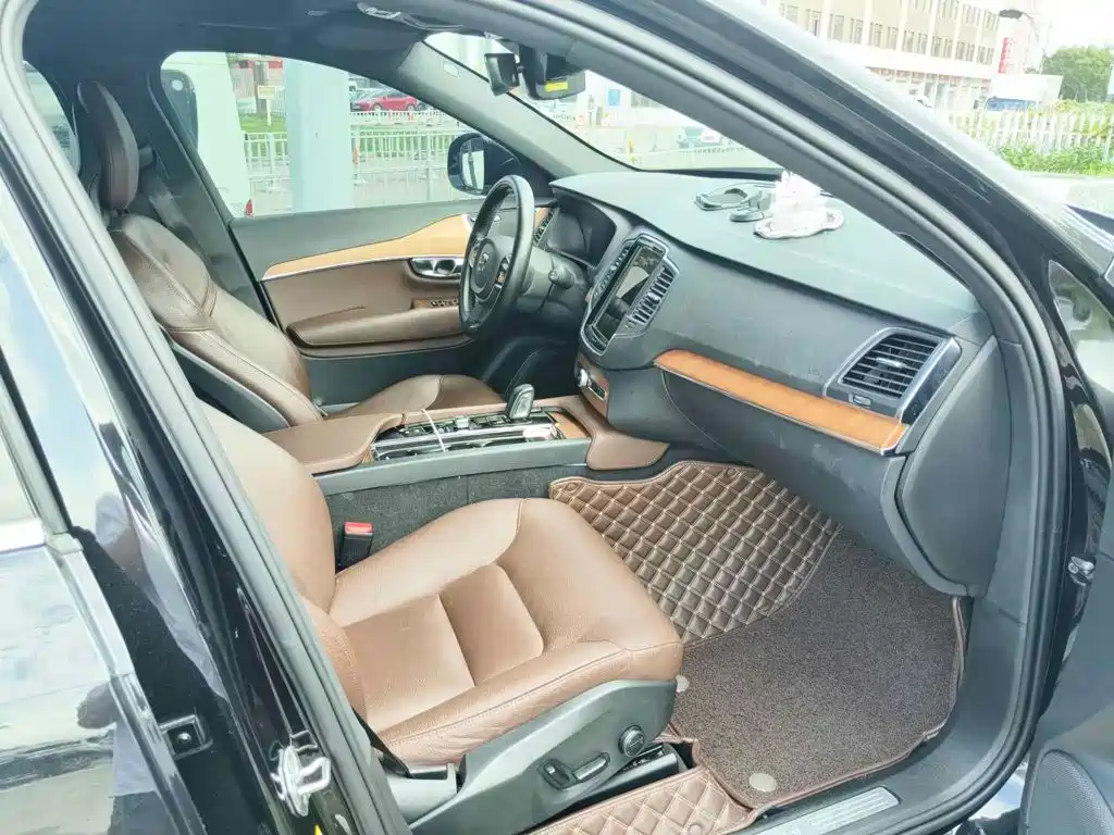 Фото 10 - Volvo XC90