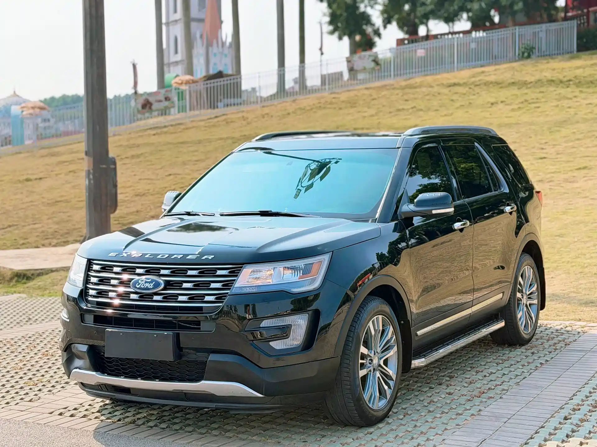 Photo 1 - Ford Explorer (Import)