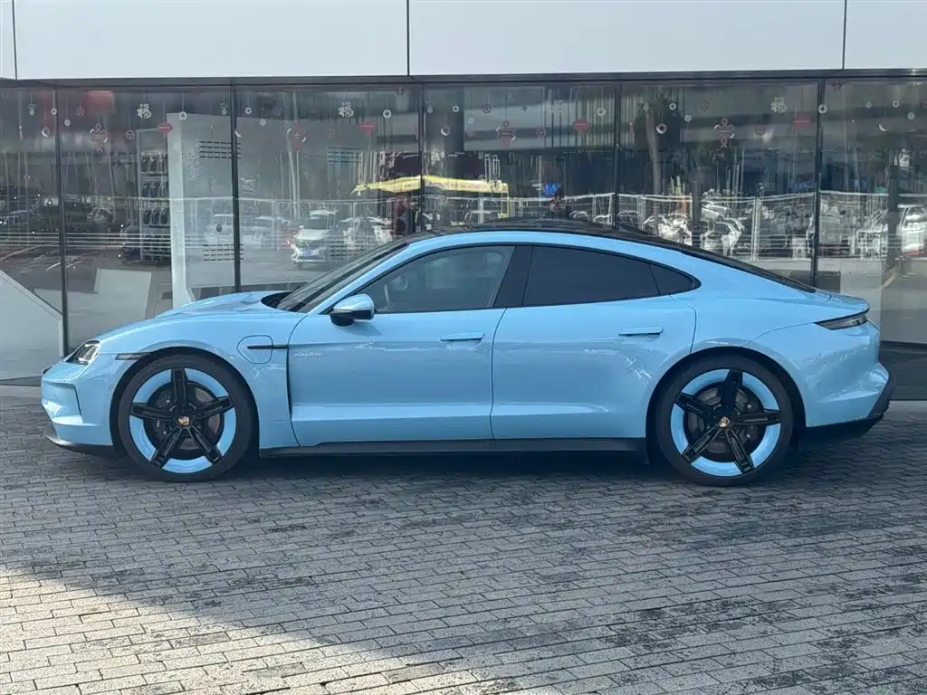 PORSCHE TAYCAN