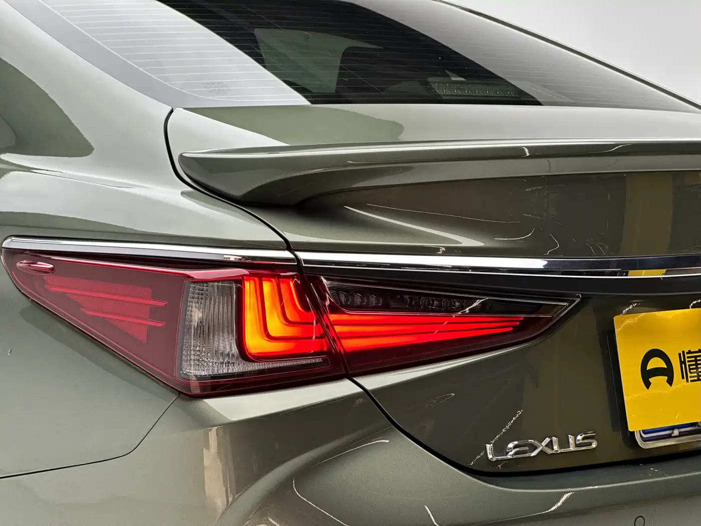 Lexus ES 2022 300h Excellence Edition фото 18