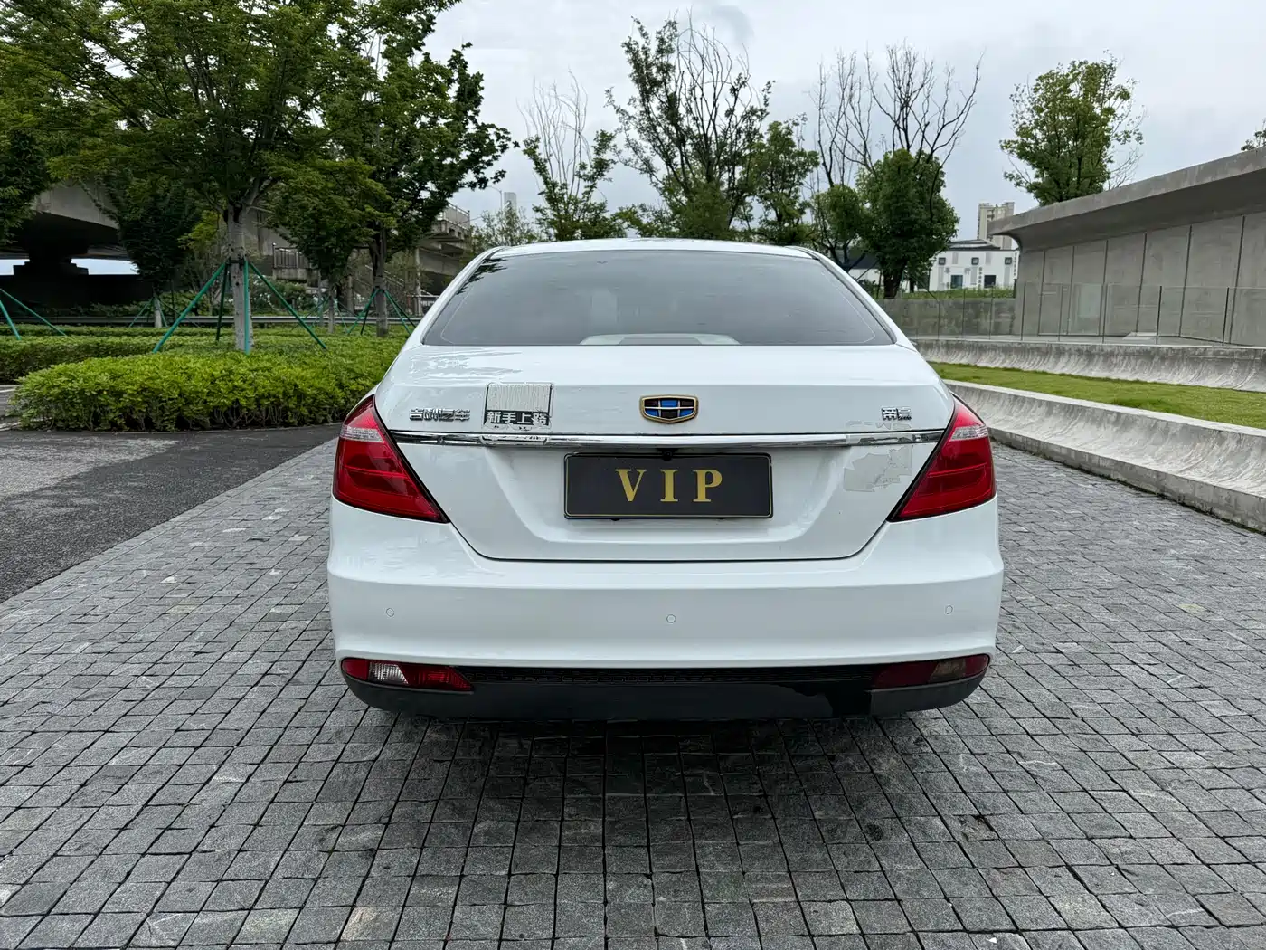 Фото 13 - Geely Emgrand