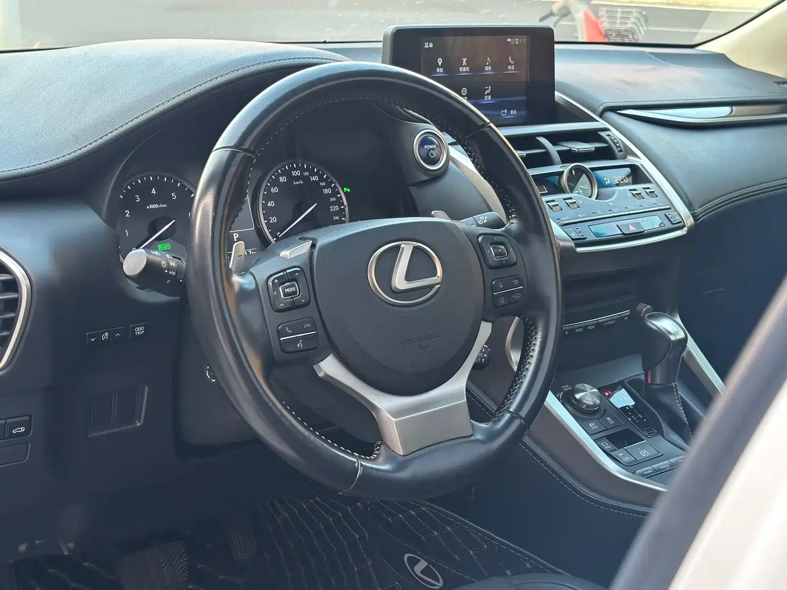 Фото 11 - Lexus NX