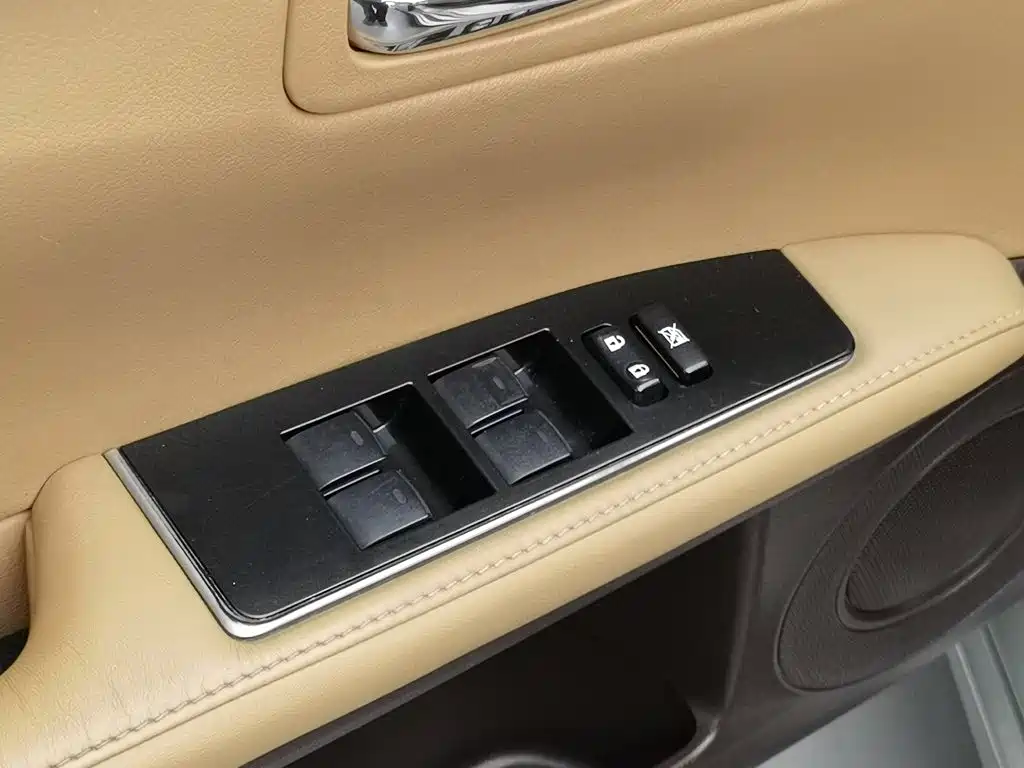 Фото 9 - Lexus ES