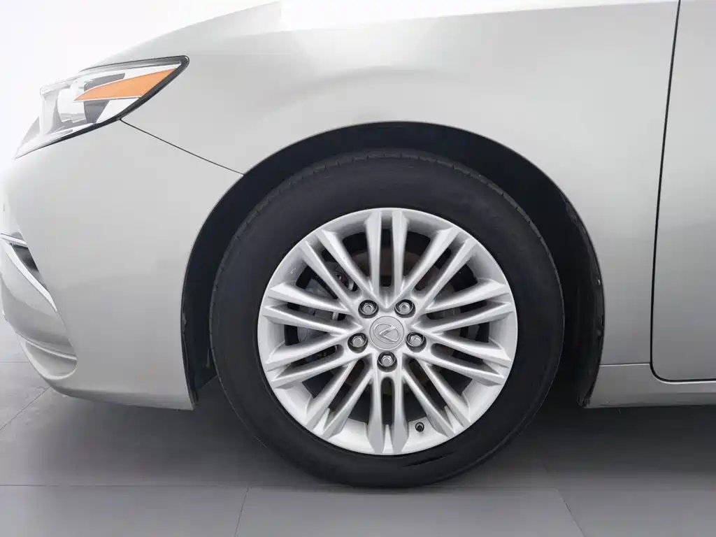 Фото 17 - Lexus ES