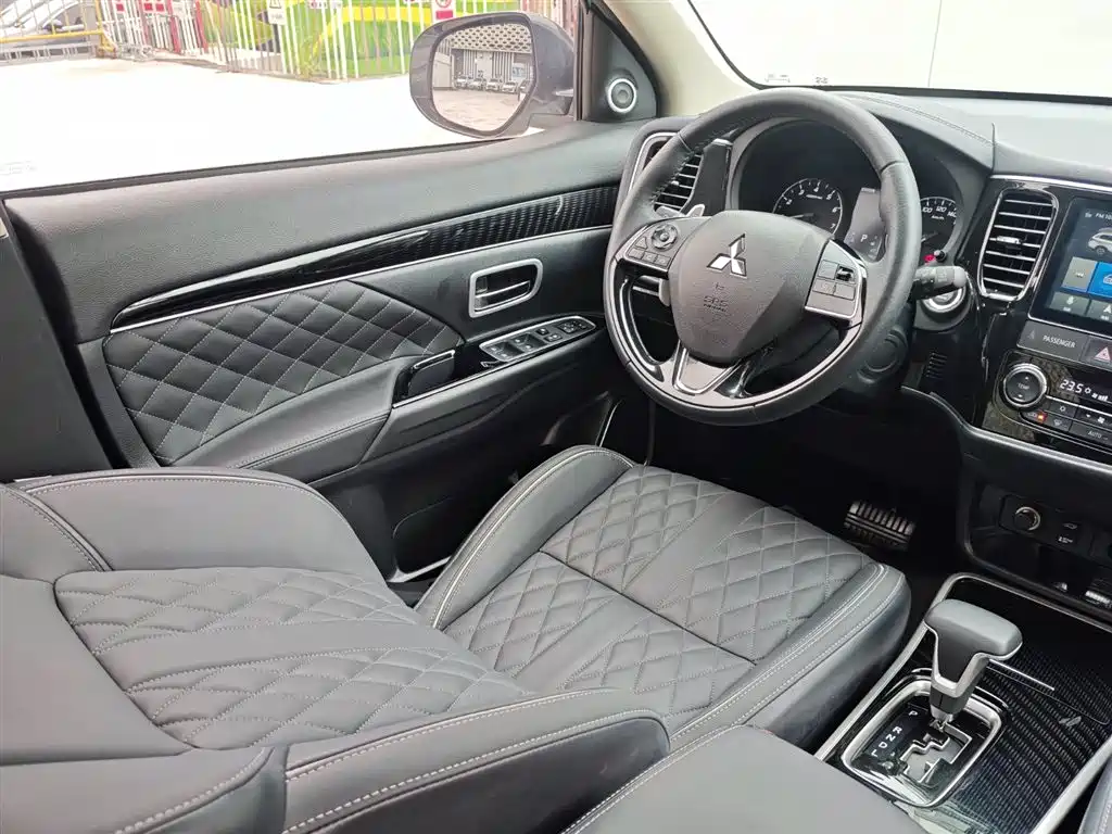 Mitsubishi Outlander 2022 2021 2.4L 4WD Deluxe Edition 7-Seater