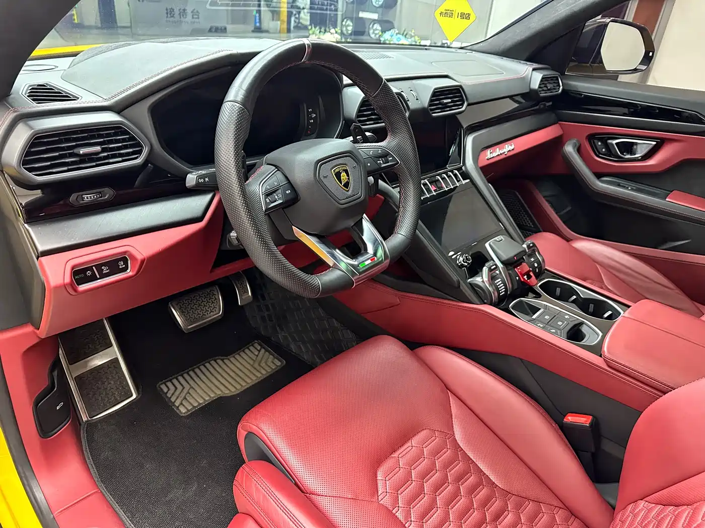 LAMBORGHINI URUS