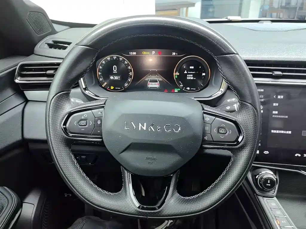Lynk & Co 01 EM-P 2022 1.5TD PHEV Plus фото 7