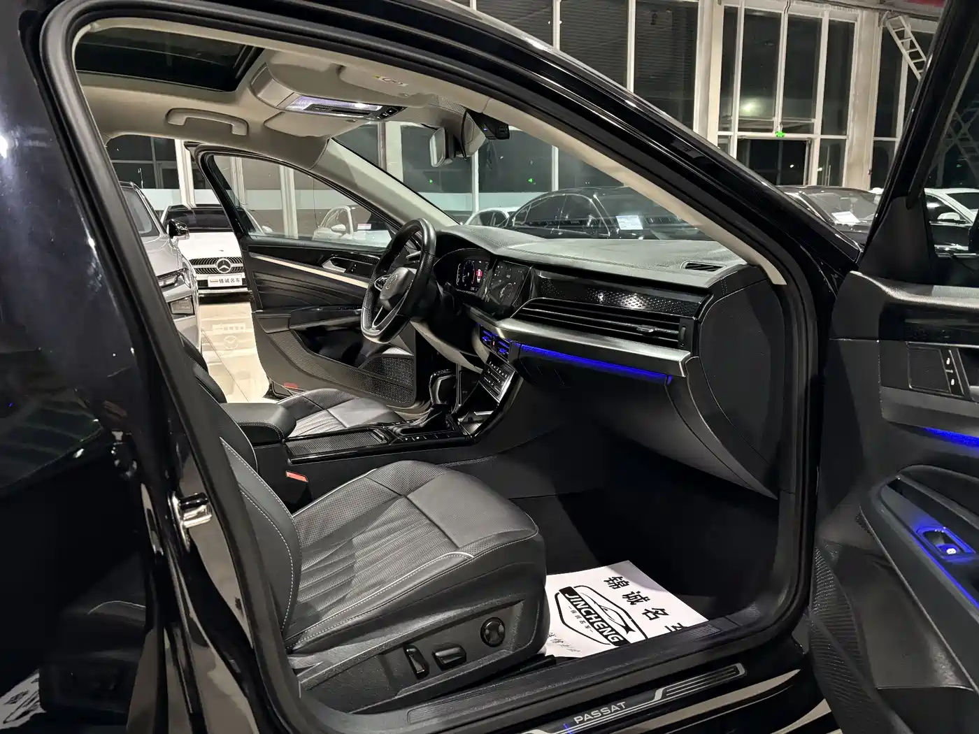 Volkswagen Passat 2022 330TSI Starlight Luxury Edition фото 11