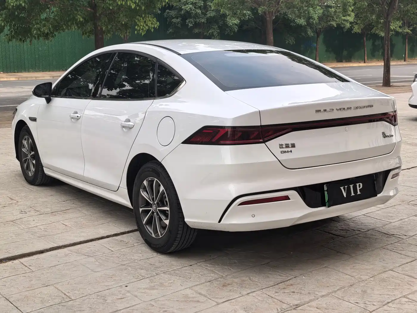BYD Qin PLUS 2024 Glory Edition DM-i 55KM Leading фото 7