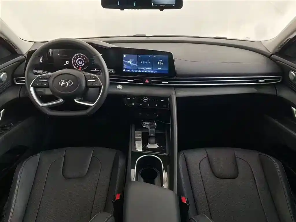 Hyundai Elantra 2021 1.5L CVT LUX Premium Edition фото 13