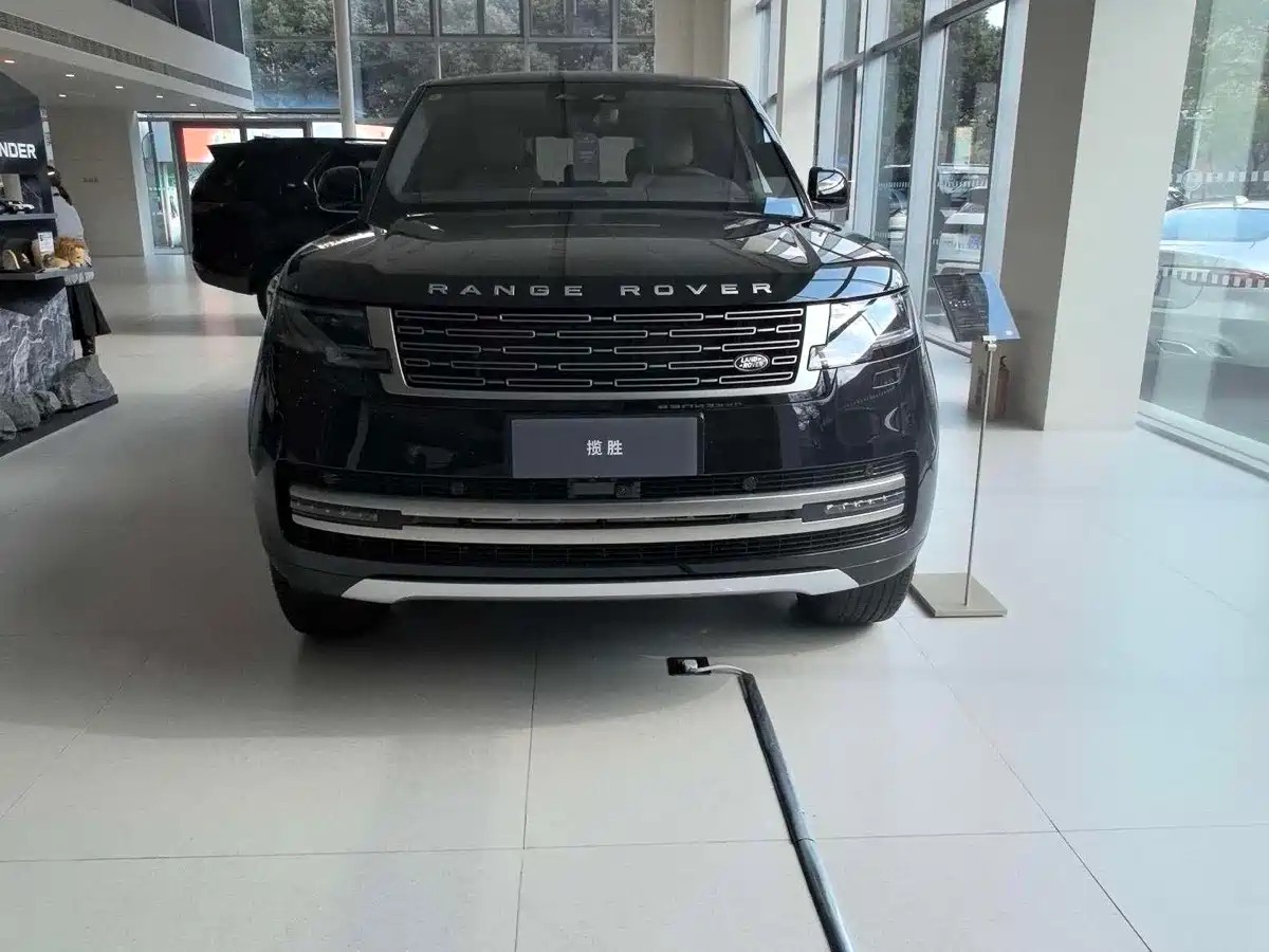 Land Rover Range Rover 2026 Model 3.0 L6 400PS SE Long Wheelbase Version фото 2