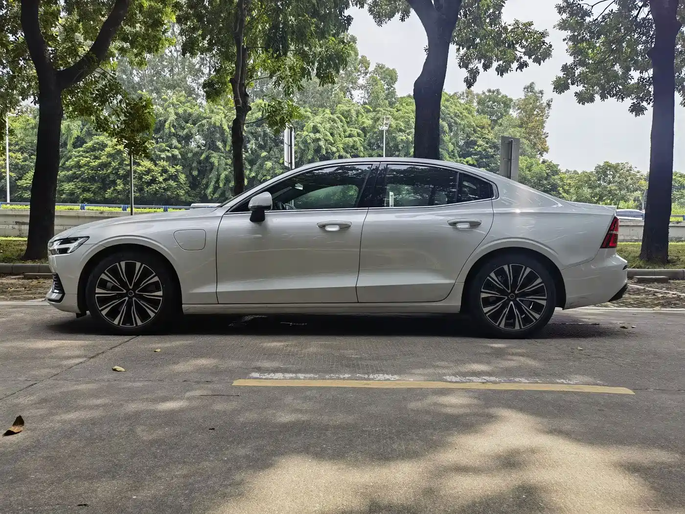 Volvo S60 Plug-in Hybrid 2024 2024 T8 AWD Long Range Momentum Luxury Edition