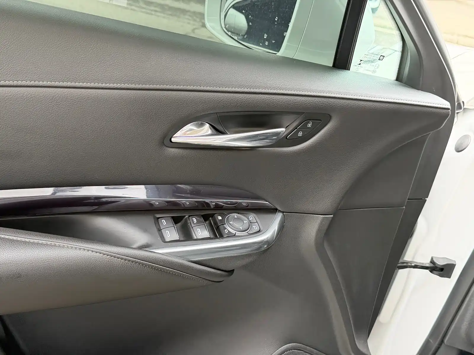 Photo 8 - Cadillac XT4