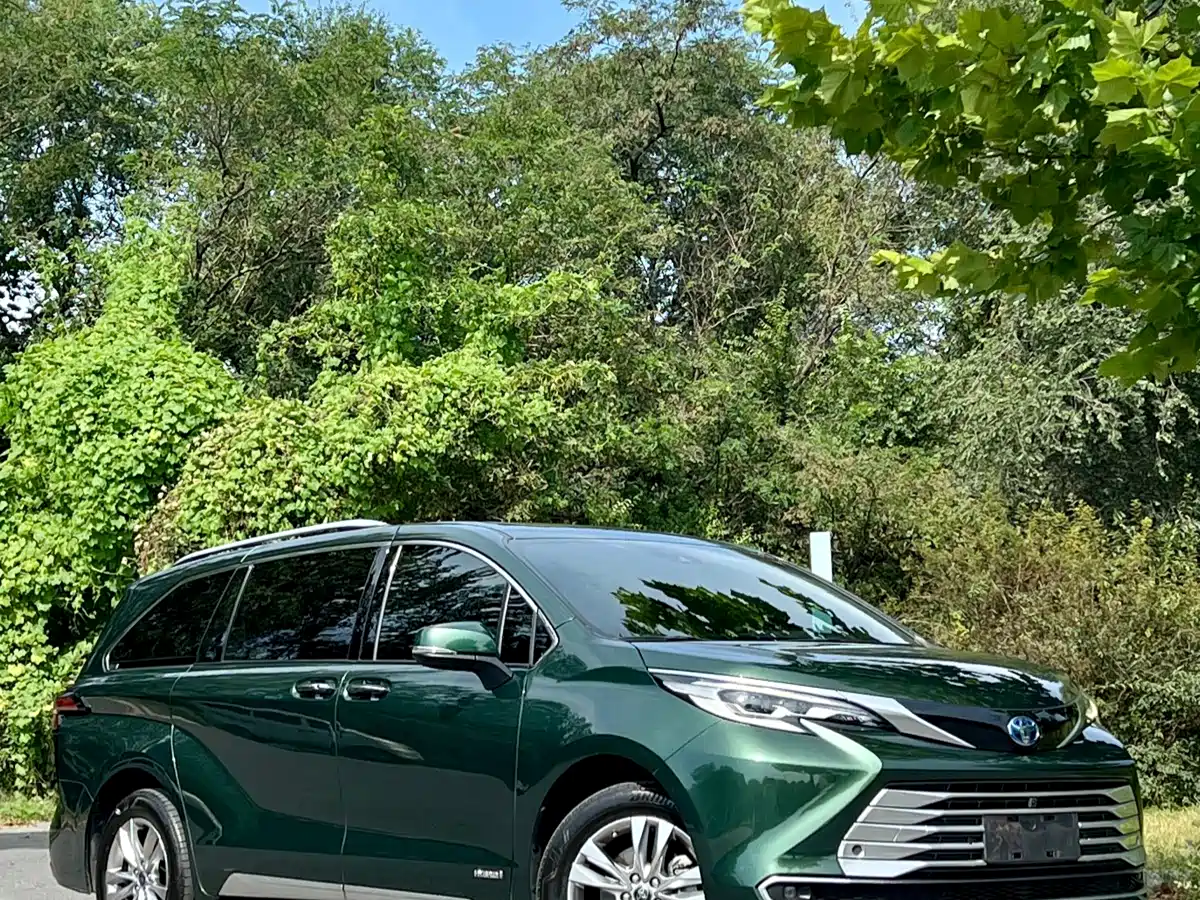 Toyota Sienna 2023 2.5L Hybrid Platinum Edition фото 3