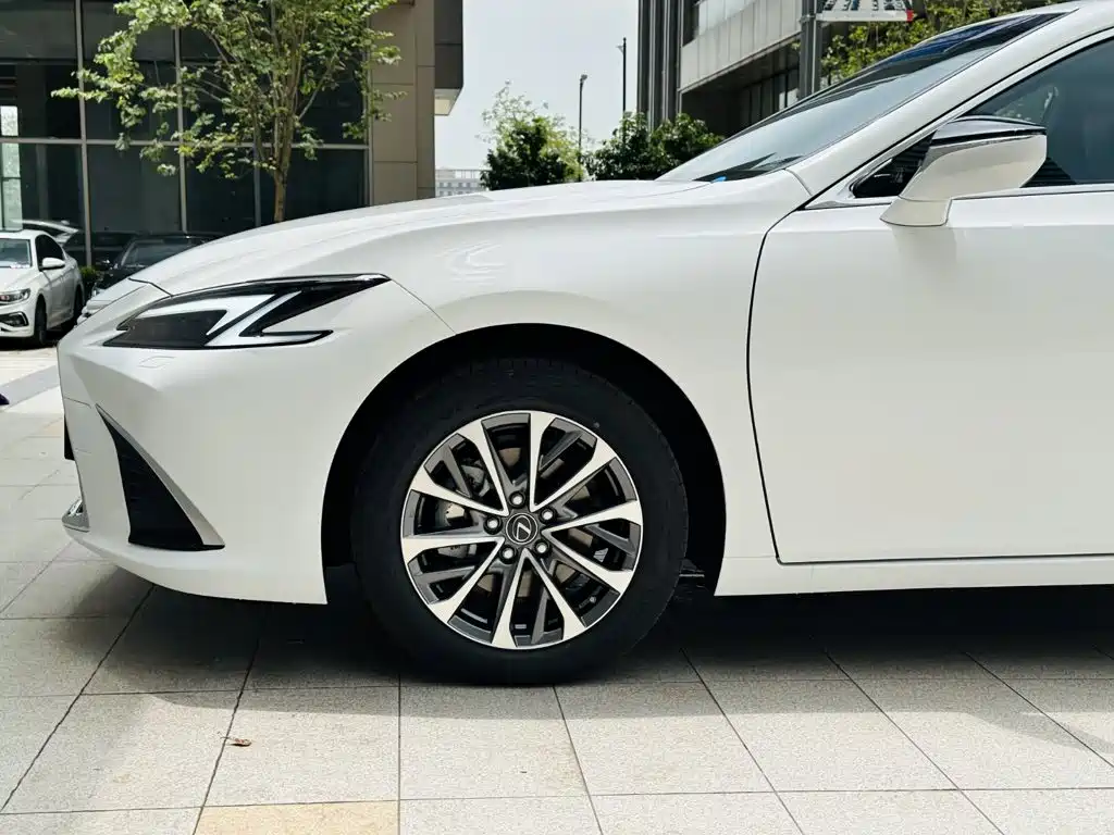 Lexus ES 2026 2025 200 Ultimate Edition