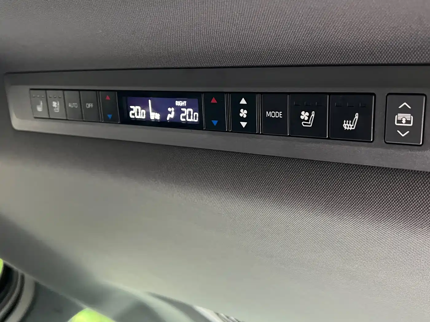 Toyota Granvia 2024 2.5L Hybrid Premium PLUS 4WD Edition фото 13
