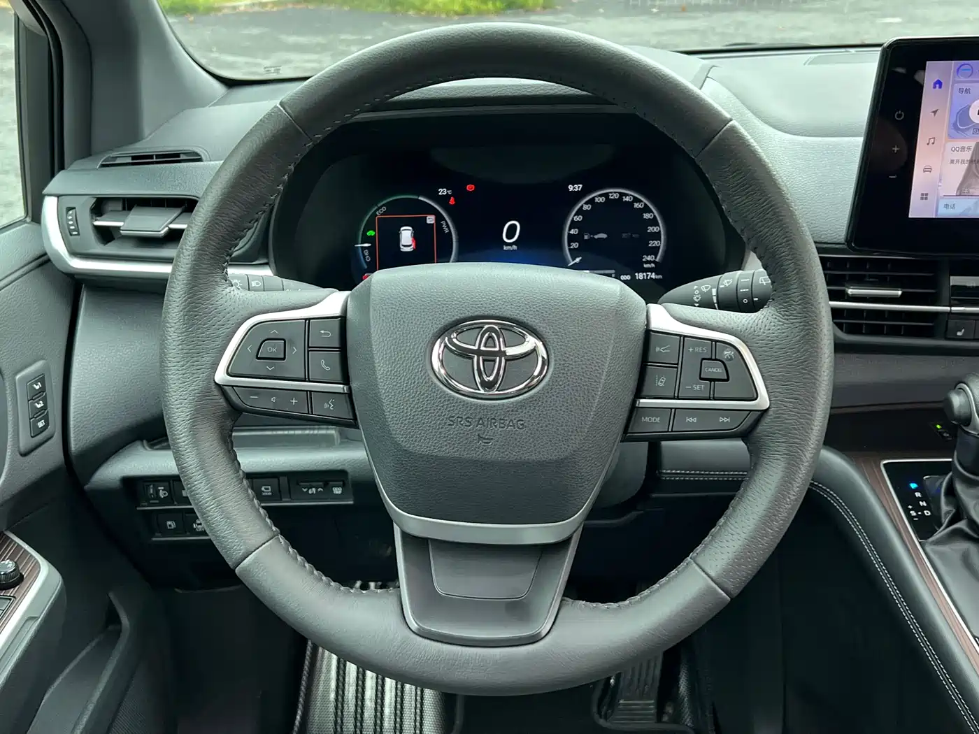 Toyota Granvia 2024 2.5L Hybrid Premium PLUS 4WD Edition фото 11