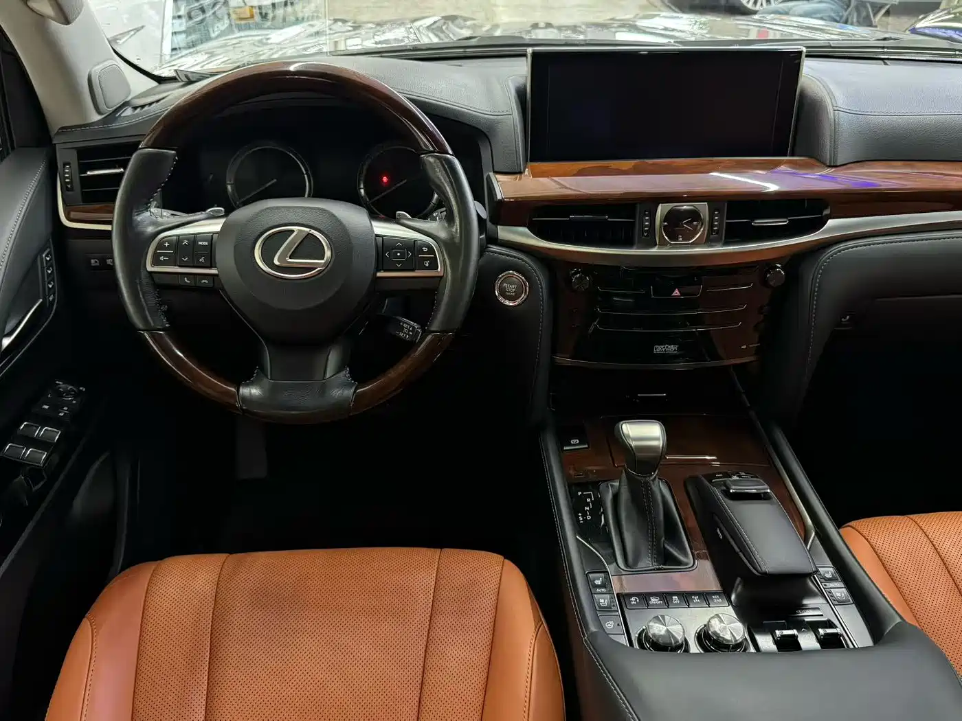 Фото 6 - Lexus LX