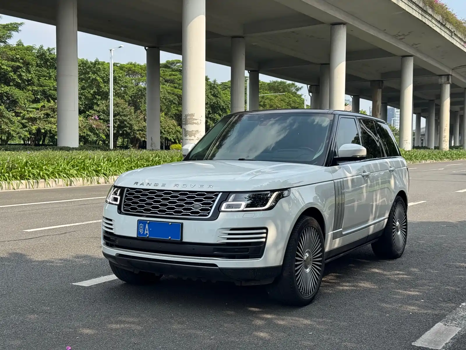 Фото 1 - Land Rover Range Rover