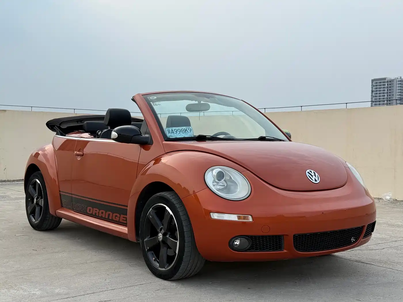 Volkswagen Beetle 2010 Model 2.0 BlackOrange Convertible Luxury Edition фото 3