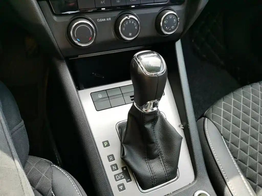 Škoda Octavia 2018 1.6L Automatic Luxury фото 14