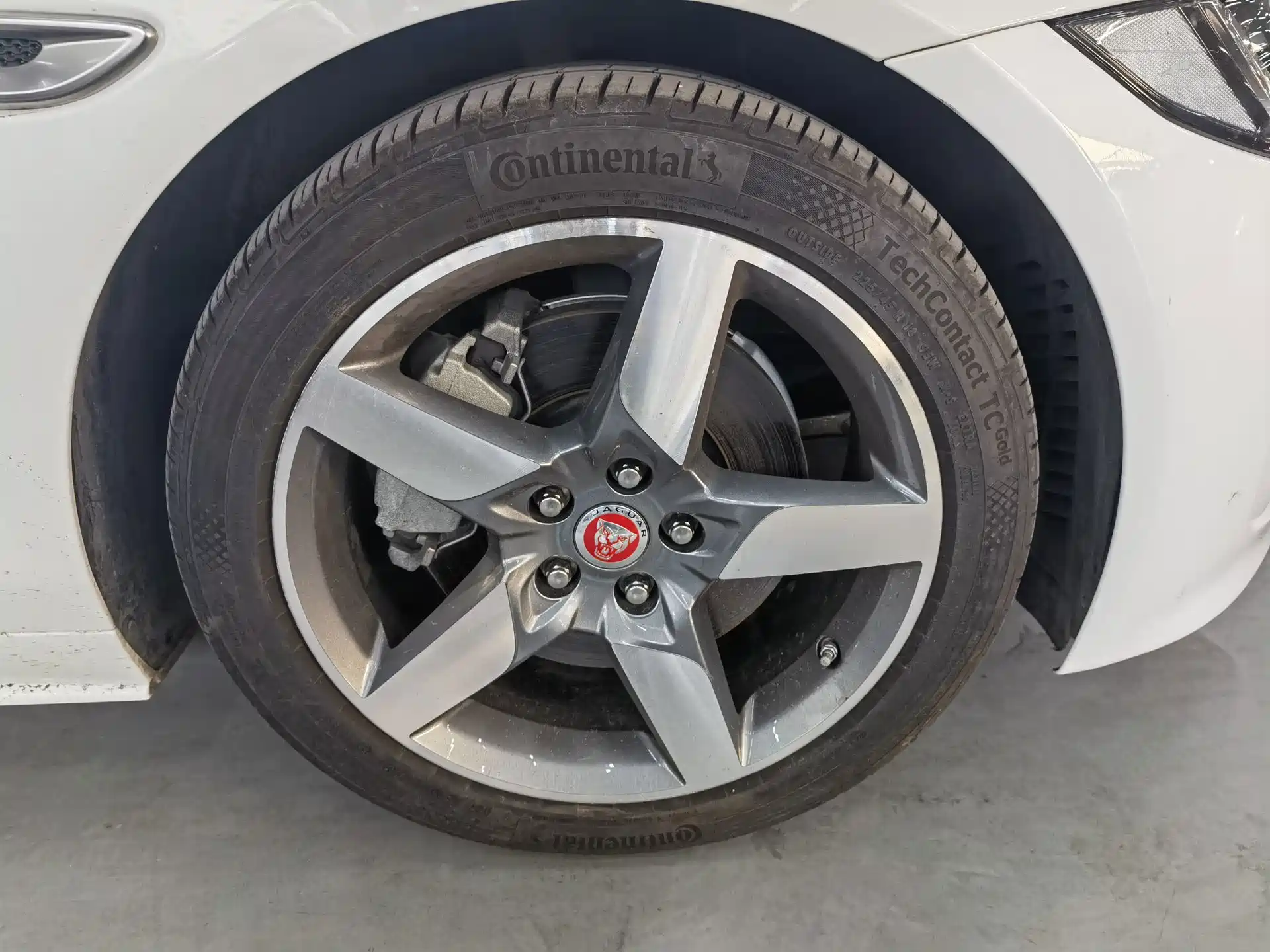 Фото 7 - Jaguar XE