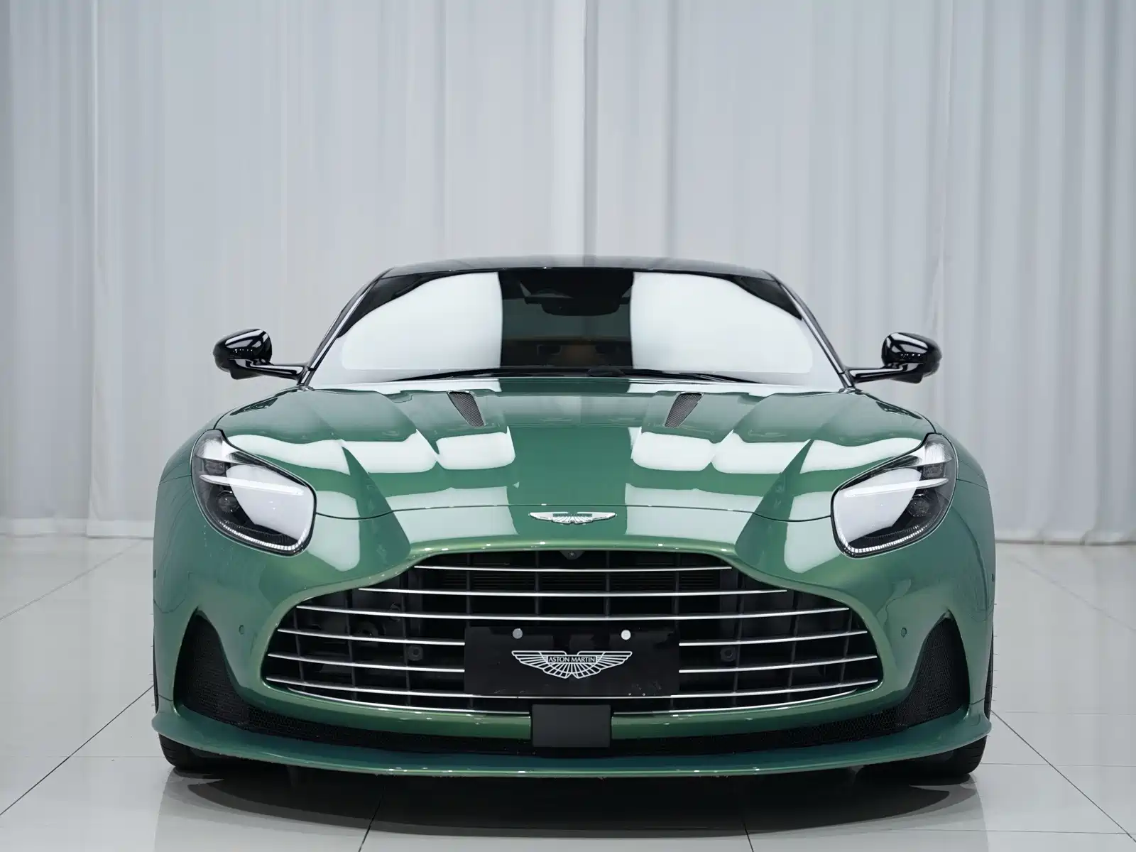 Photo 2 - Aston Martin DB12