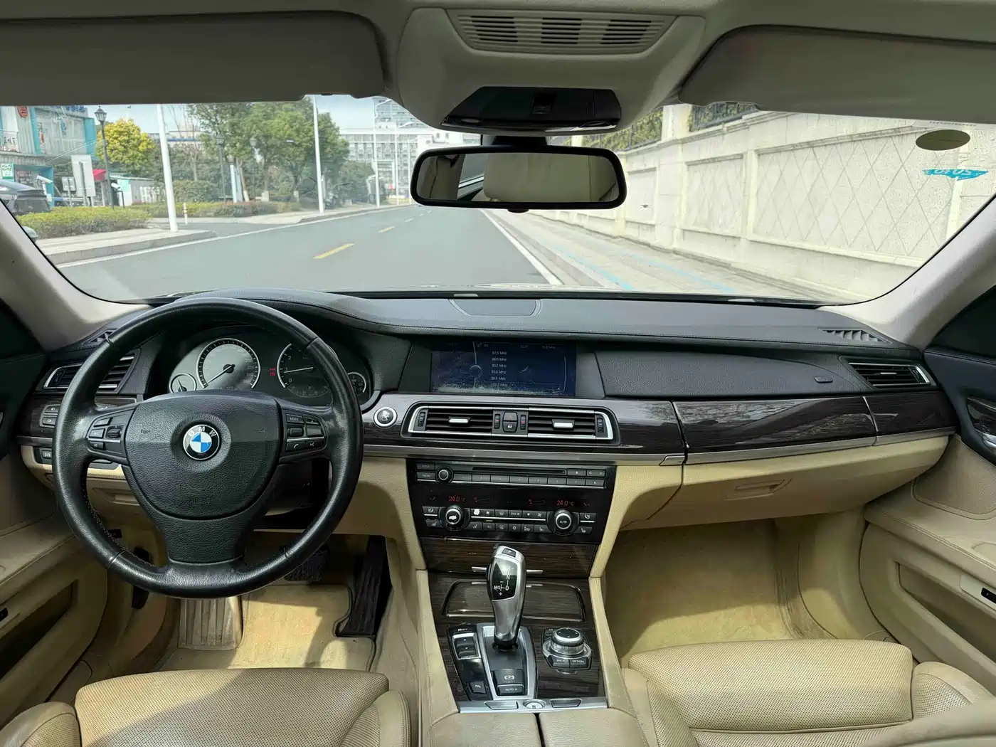 BMW 7 Series 2009 740Li Luxury фото 8