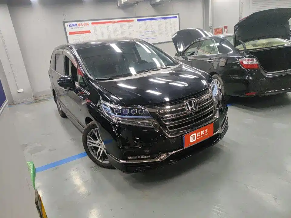 Фото 2 - Honda Elysion