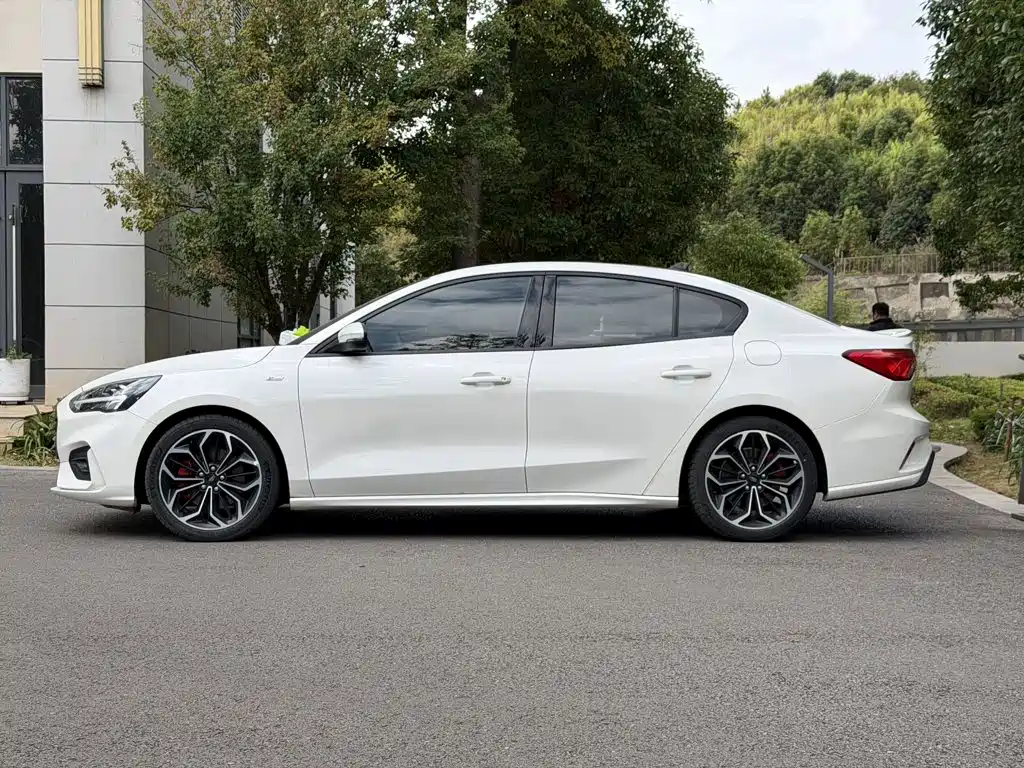 Фото 9 - Ford Focus