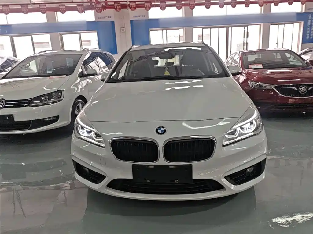BMW 2 Series Touring 2016 218i Leading фото 3