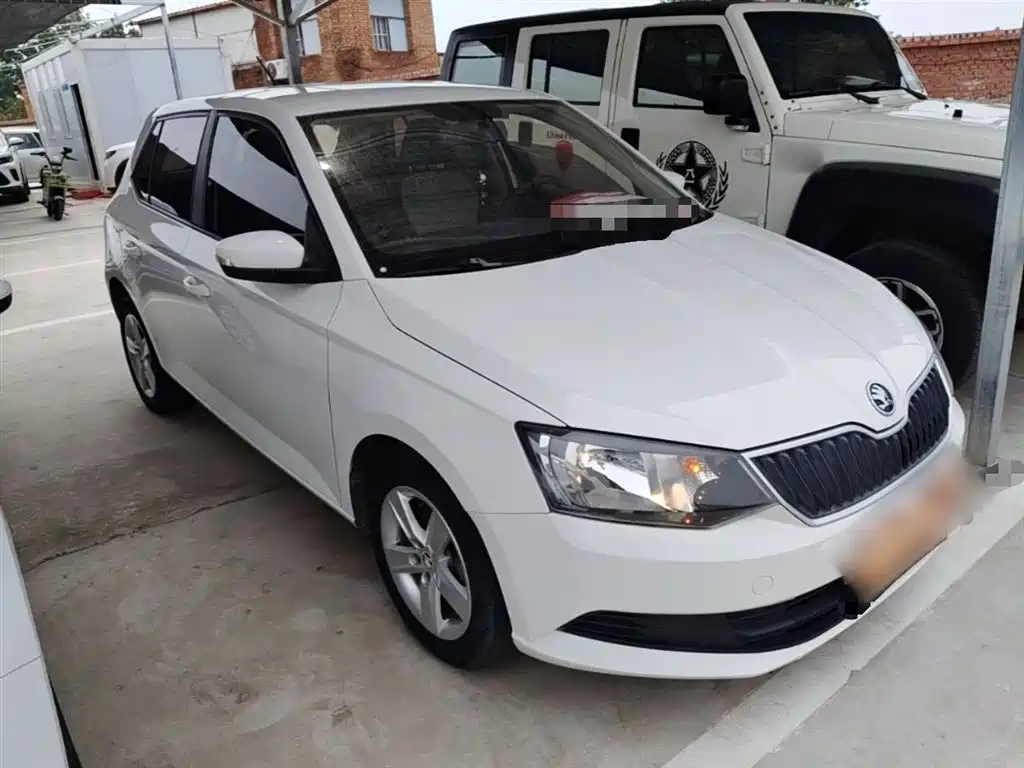 Škoda Fabia 2016 1.4L Automatic Car Enjoy Edition фото 4