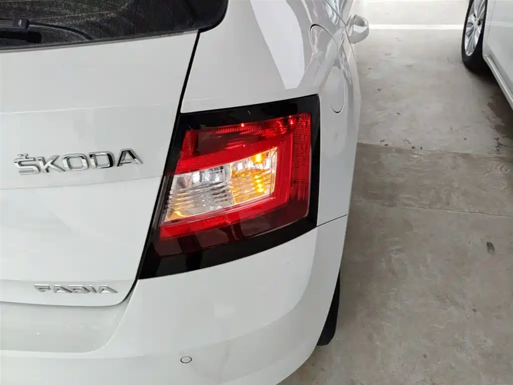 Škoda Fabia 2016 1.4L Automatic Car Enjoy Edition фото 8