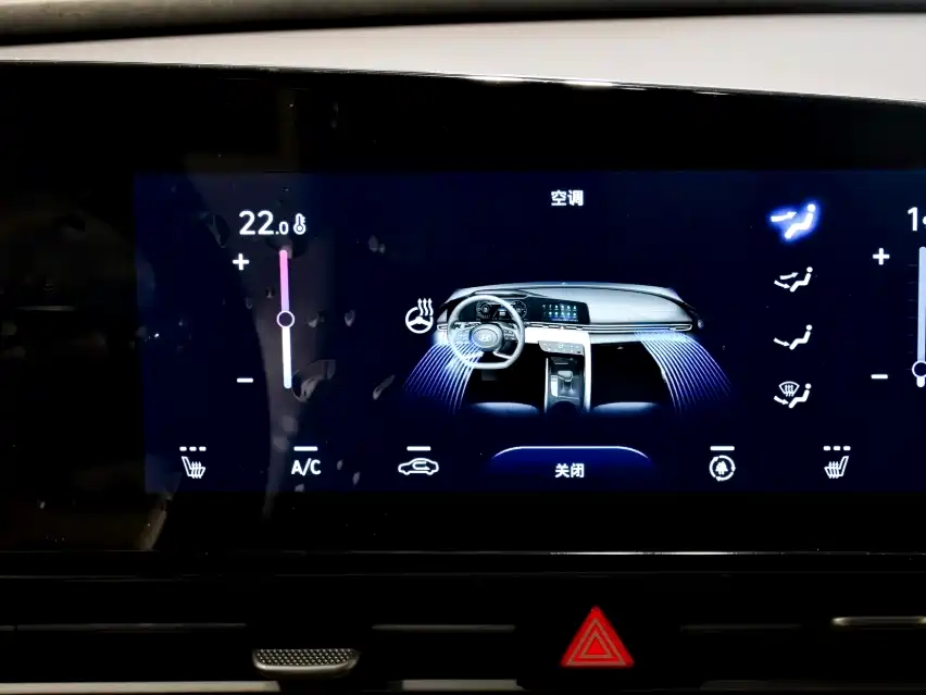 Hyundai Elantra 2022 1.5L CVT LUX Premium Edition фото 17