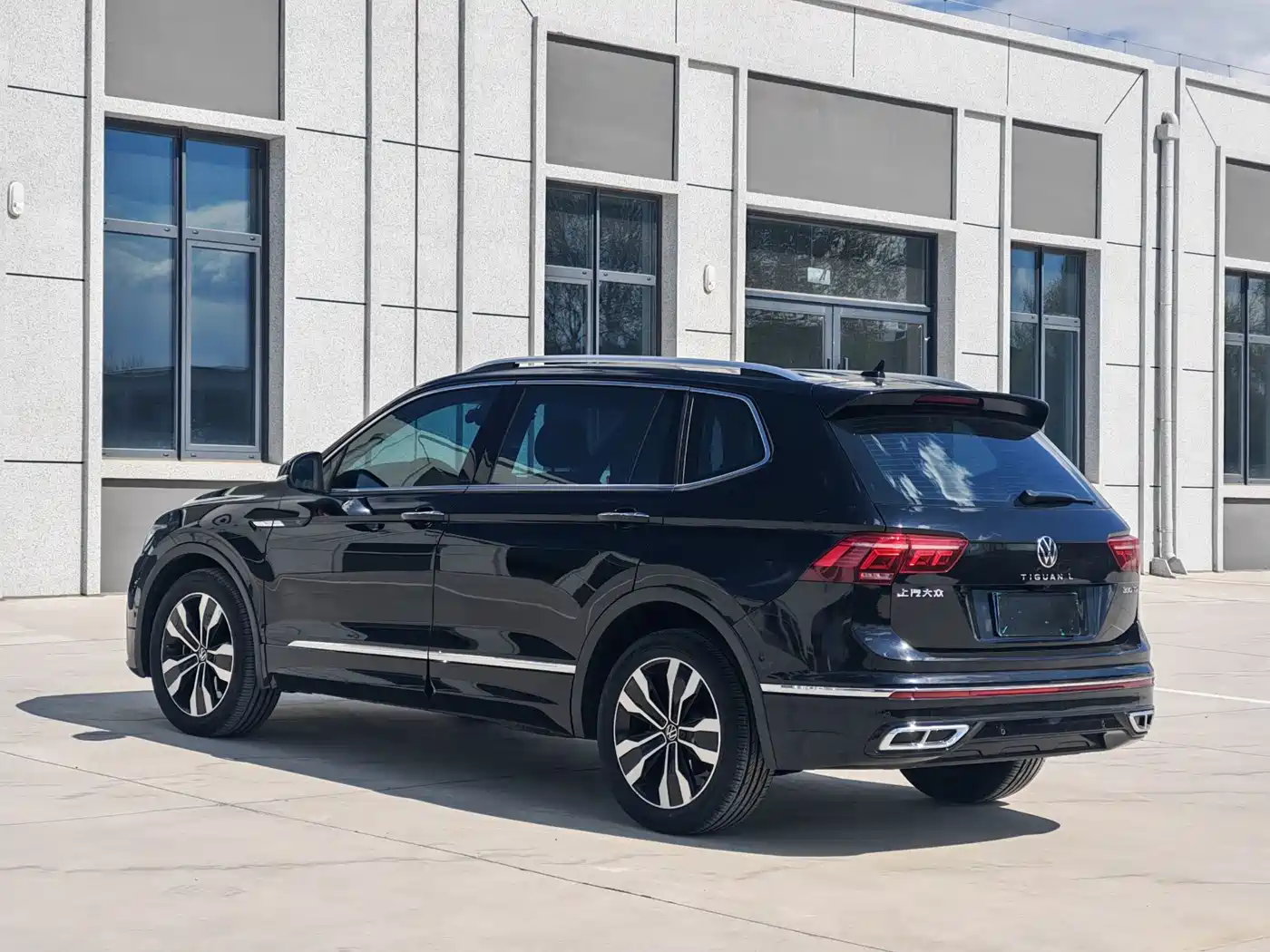 Volkswagen Tiguan L 2022 330TSI Auto 2WD R-Line Premium Edition фото 7