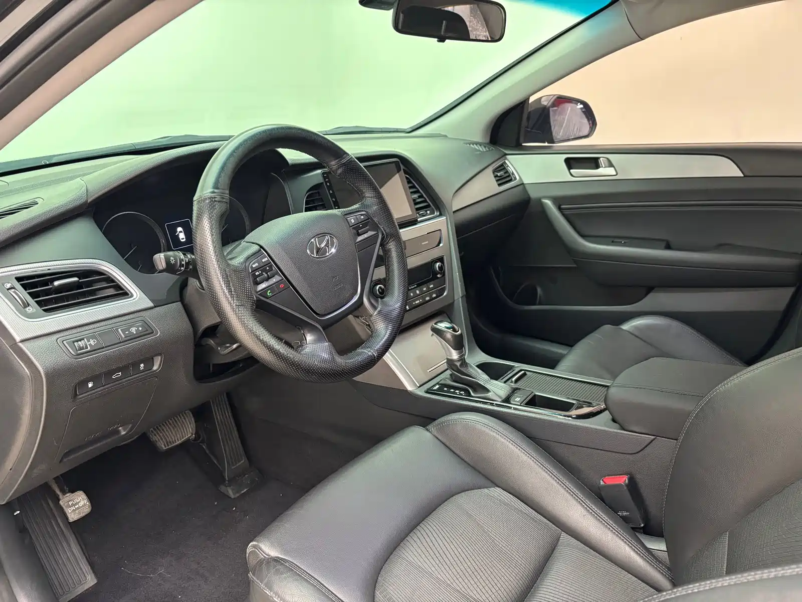 Photo 11 - Hyundai Sonata